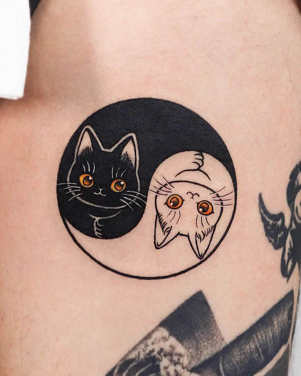 Tatuaggio di gatto yin yang carino da @loveyoon.too
