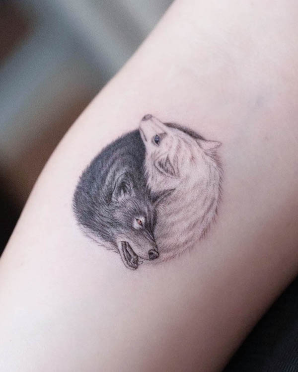 tatuaggio lupo yin yang realismo di @maro_ink