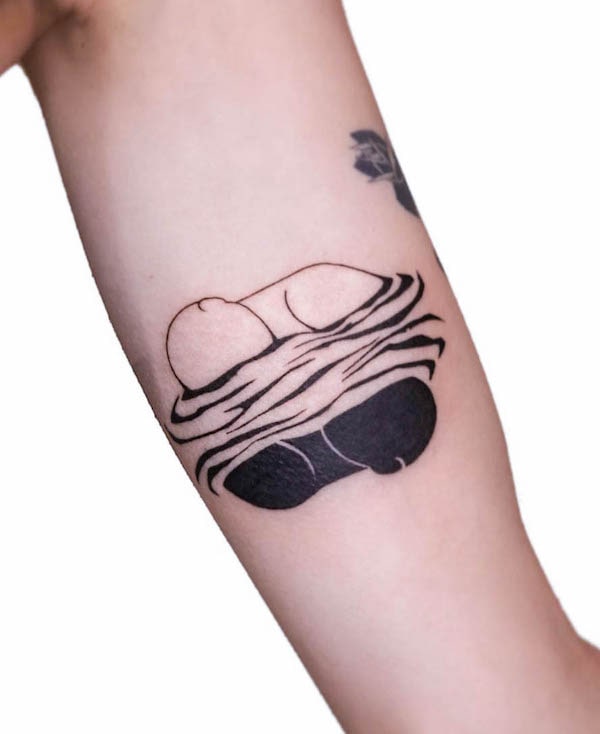 Tatuaggio concettuale yin yang sul bicipite di @cc_tattooart
