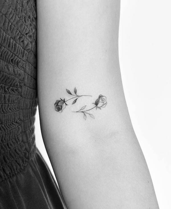 Tatuaggio rosa yin yang di @mrs.tattoo
