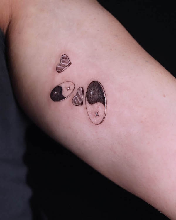 Piccoli bottoni yin yang di @sara.sunrise.ink