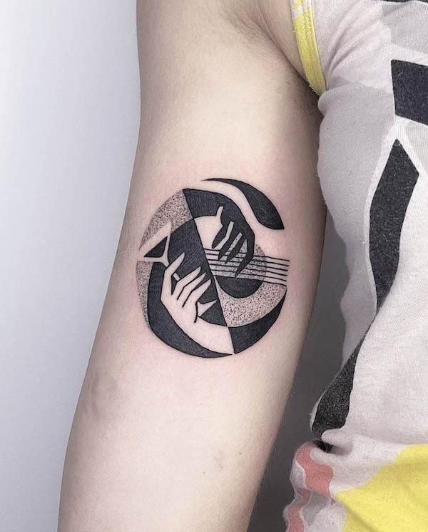 Tatuaggio con illustrazione dello yin yang di @modul.schwarz