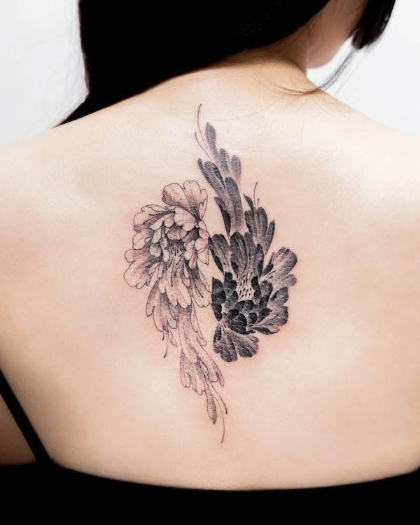 Tatuaggio yin yang con fiori in fiore di @tattooistlynn