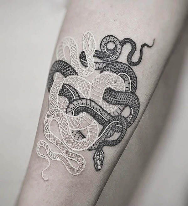 Tatuaggio di serpente bianco e nero di @tattoo.concept.arad