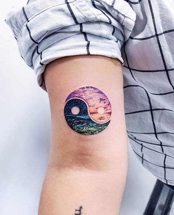 Tatuaggio Yin yang con paesaggio marino e cielo di @eliteinkcollective