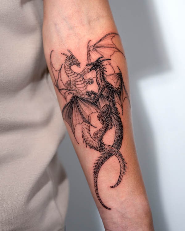 Tatuaggio di drago bianco e nero di @Tattooist_Intat