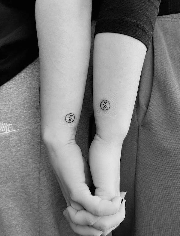 Tatuaggi di coppia yin yang abbinati di @drapal_to_pies_tattoo