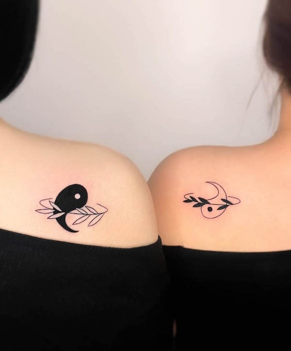 Tatuaggi floreali yin yang per sorelle di @mauve_tattooer