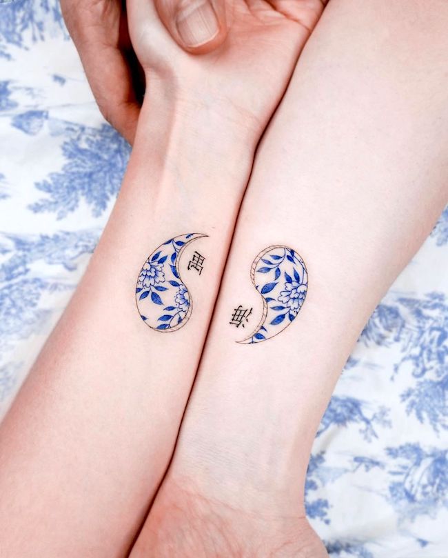 Tatuaggi da polso abbinati a yin e yang di @e.nal_.tattoo