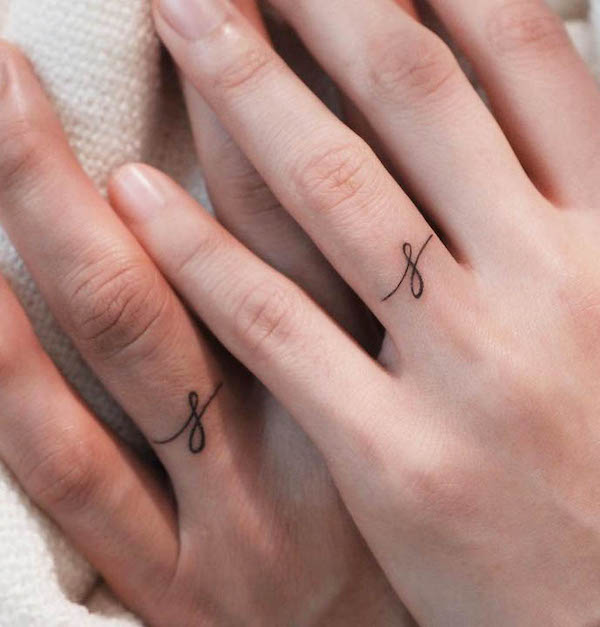 Tatuaggi di @tatuatore_haedam con fedi nuziali iniziali piccole e carine