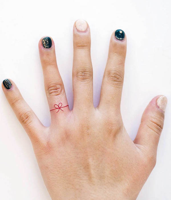 Tatuaggi di fedi nuziali con nastri minuscoli di @overthe.dal