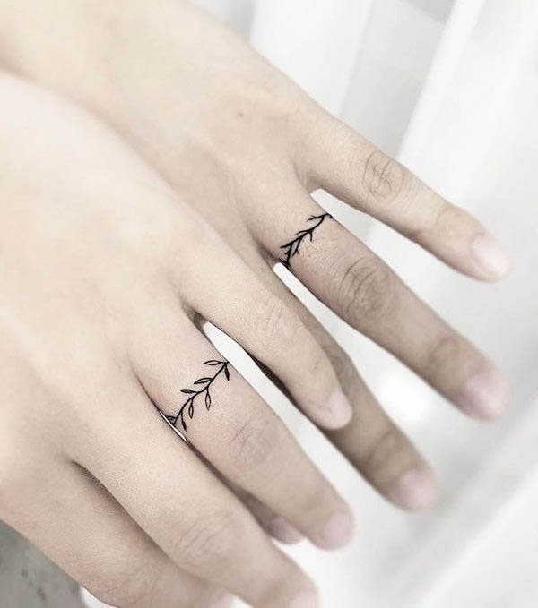 Tatuaggi di fedi nuziali con foglie di @5e_tattoo