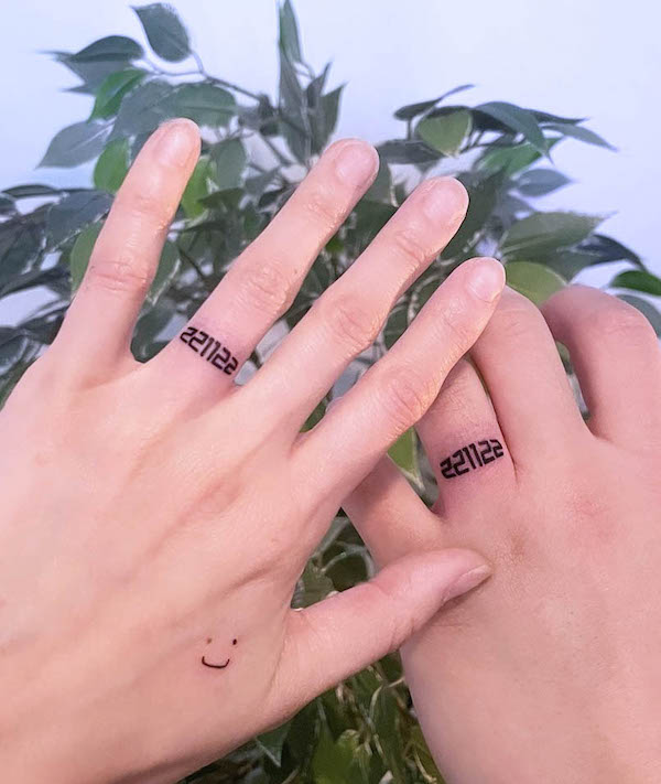 Tatuaggi con numeri corrispondenti sulle fedi nuziali di @hawol_tattoo