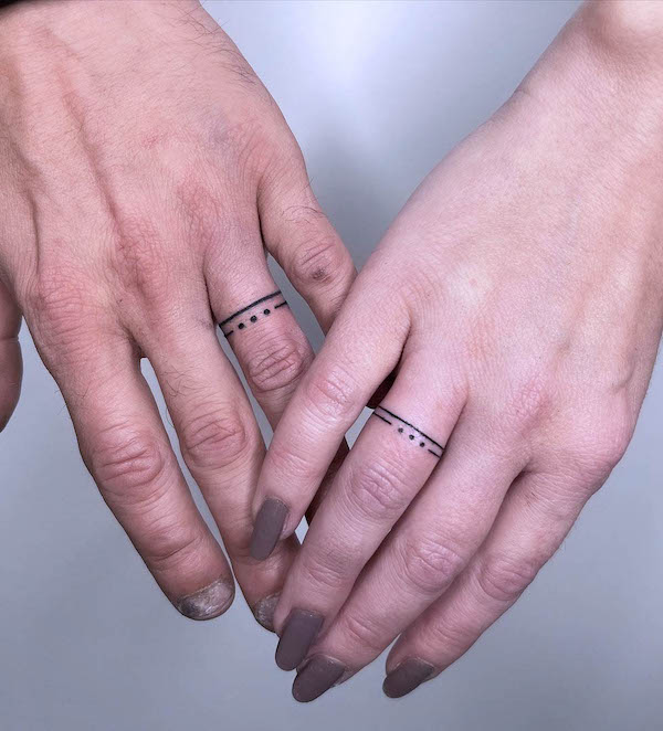 Tatuaggi di fedi nuziali con linee e punti di @tattoo_prik