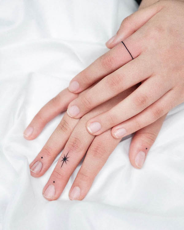 Tatuaggi abbinati sulle dita di @ink_bluemoon