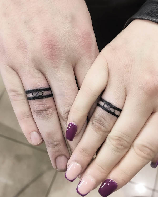 Tatuaggi con fede nuziale infinita di @inkdividual_tattoo_and_beauty