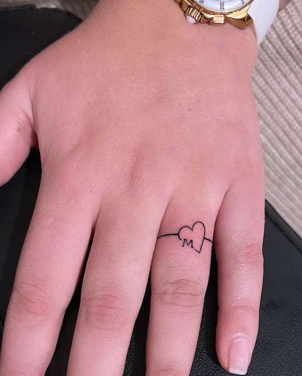 Tatuaggio con cuore e iniziale della fede nuziale di @speediitattoo