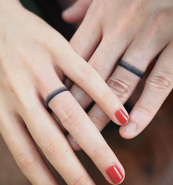Tatuaggi di fedi nuziali a linee nere sfumate di @jimmyyuen