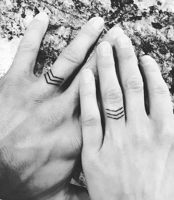 Tatuaggi con fedi nuziali a tre frecce di @dmb9