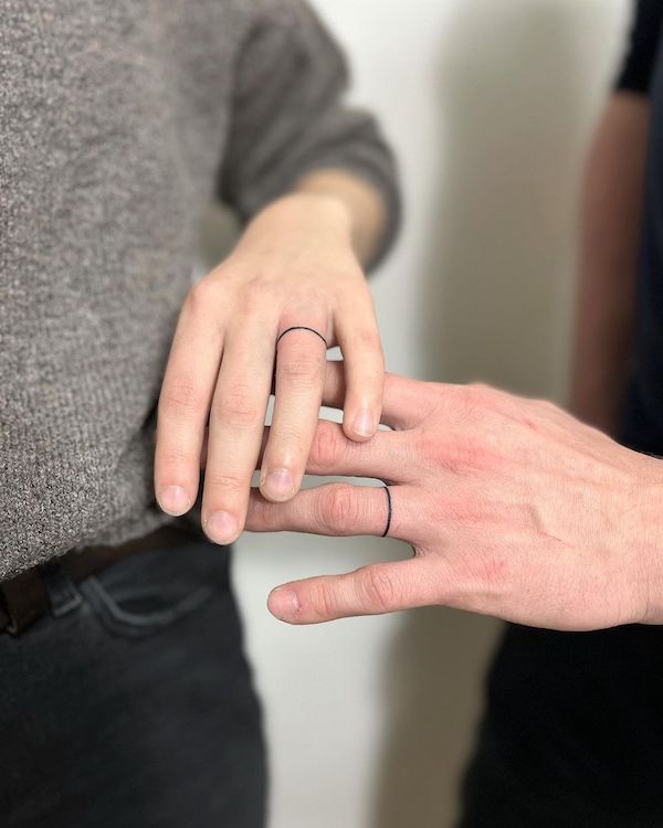 Tatuaggi minimalisti con fede nuziale di @martinataufer