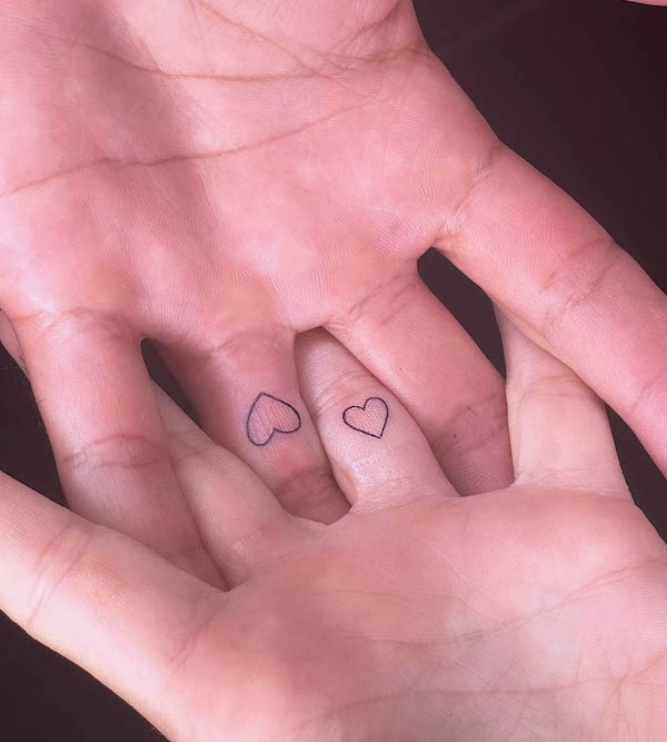 Tatuaggi con fedi nuziali a cuoricini di @isisinked
