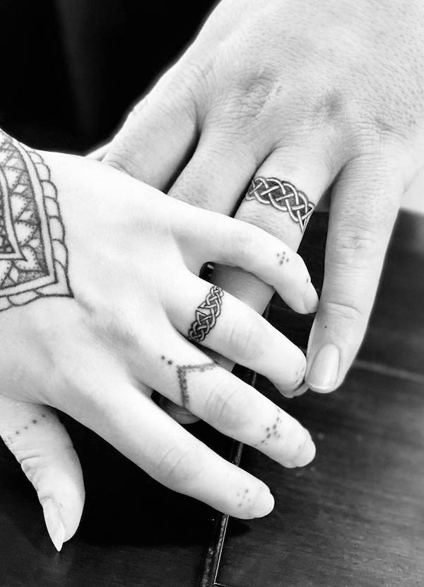 Tatuaggi di anelli nuziali con nodi celtici di @happy_yoga_momma