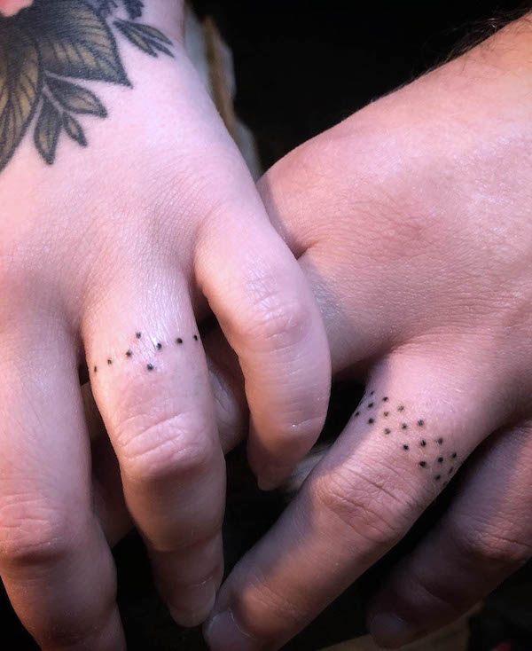 Tatuaggi di fedi nuziali a punti semplici di @ihudatattoo