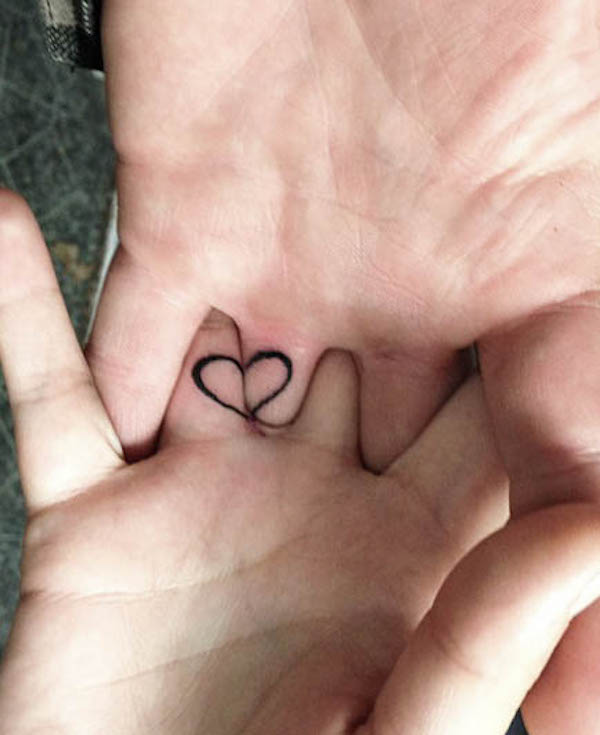 Tatuaggi con fedi nuziali a cuore abbinate di @billybtattoos
