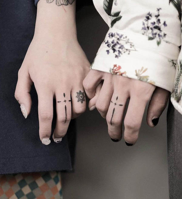 Tatuaggi ornamentali a croce abbinata sulle dita di @krisauau