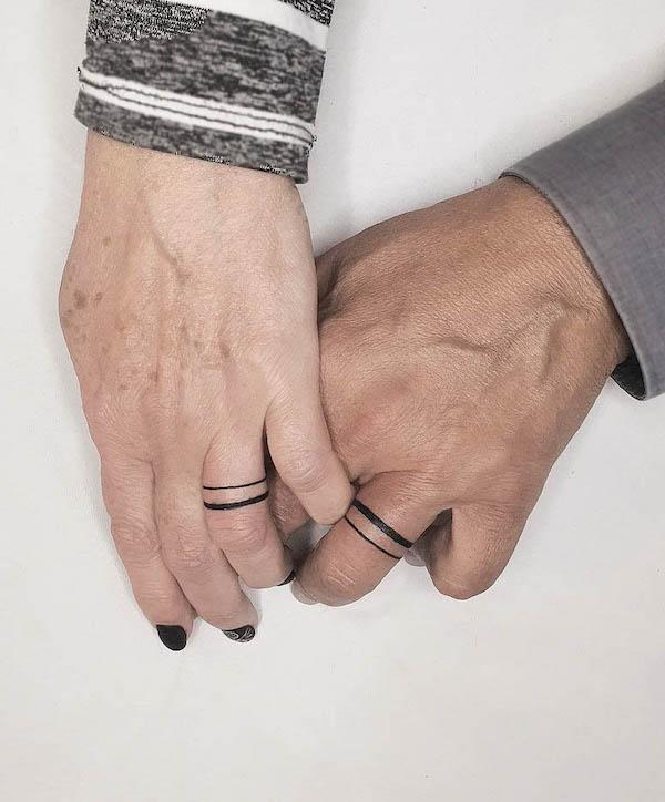 Tatuaggi semplici con la fede nuziale di @pitusink