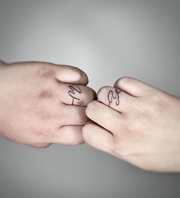 Tatuaggi con fedi nuziali iniziali di @deep0809.tattooer