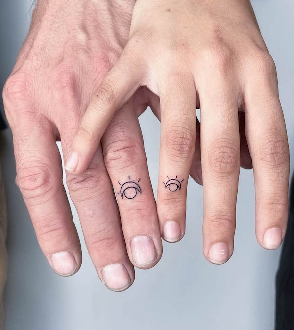 Tatuaggi di sole e luna con fedi nuziali di @blair_ding