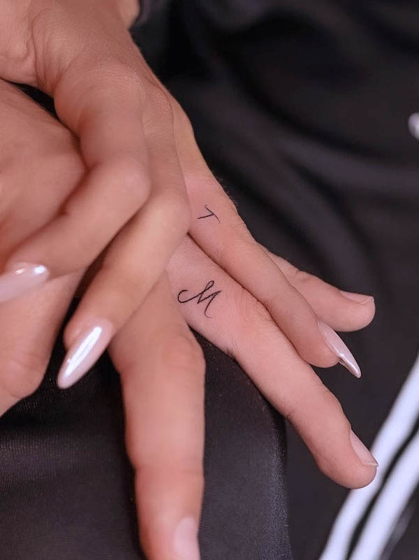 Iniziali semplici sull'anulare di @tattooboutiquelarissa