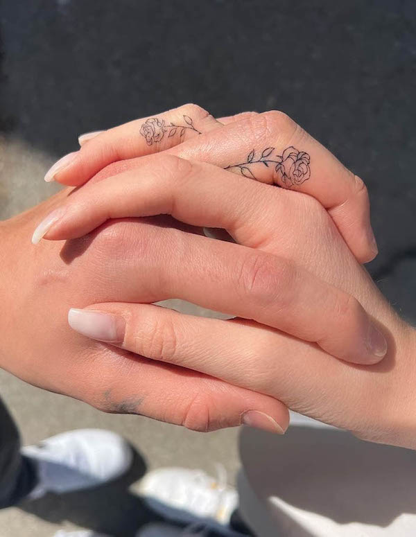 Tatuaggi di fedi nuziali con rose di @steffi_hbrl