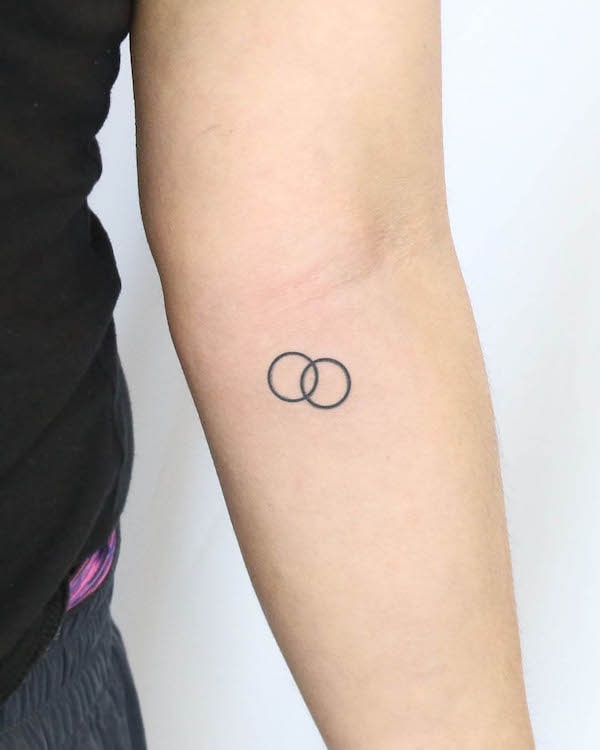 Tatuaggio con doppio anello di @tatuatore_yuca