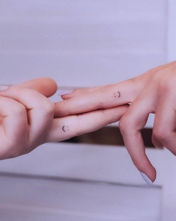 Tatuaggi di fedi nuziali con piccole faccine sorridenti di @tavi_tattoo