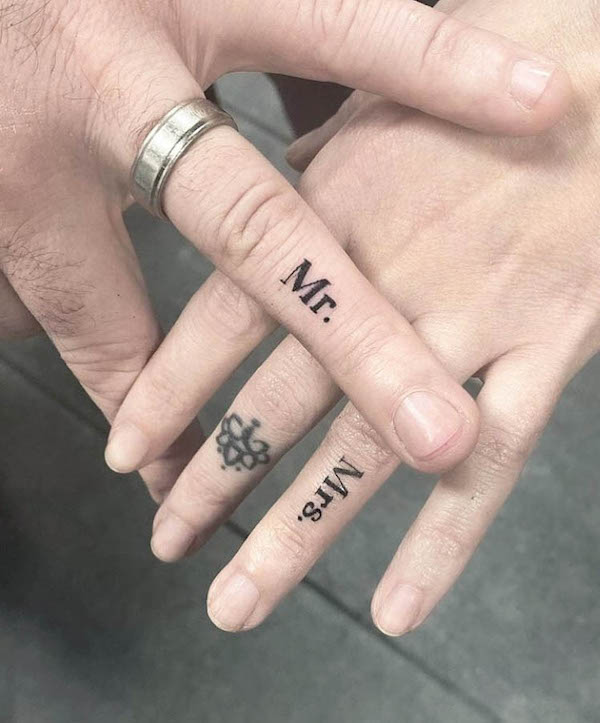 Tatuaggi con fedi nuziali Mr e Mrs di @hontattoostudio