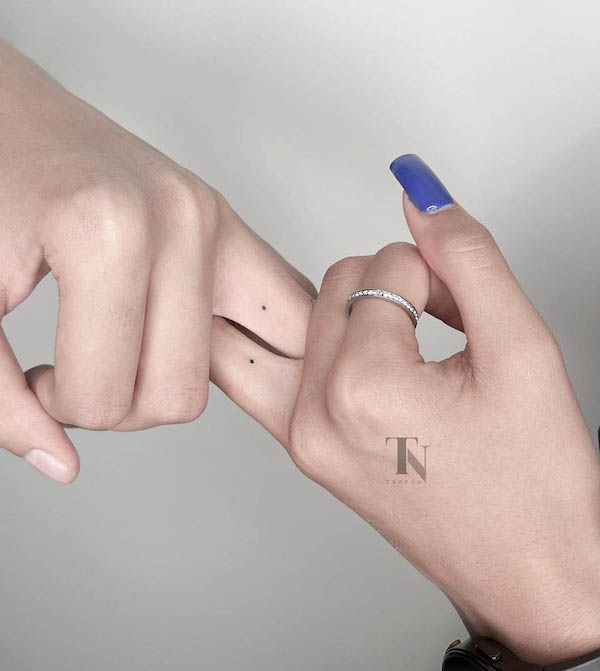 Tatuaggi con anelli nuziali a piccoli punti di @nazanin.tntattoo