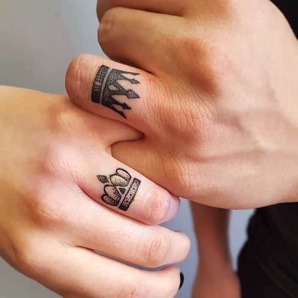 Tatuaggi di re e regina abbinati all'anulare di @john_martin_tattoo