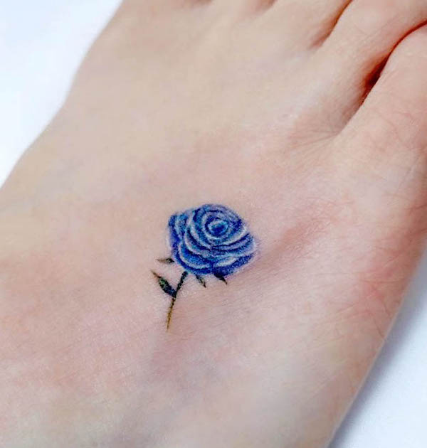 Tatuaggio del piede con piccola rosa blu di @sinbar_tattoo