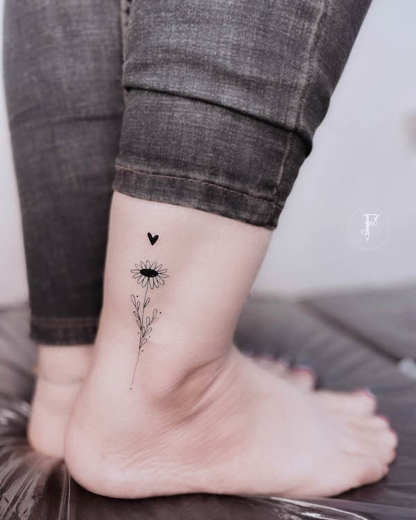 Tatuaggio della caviglia con fiore semplice di @tattooebrahimi