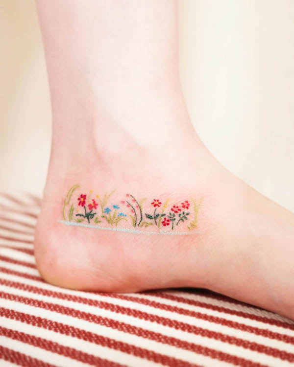 Tatuaggio alla caviglia con giardino fiorito di @yeguclub