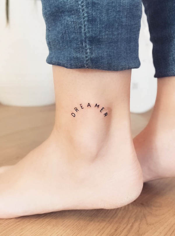 Tatuaggi dei piedi di Dreamer di @reze_tattoo_joce
