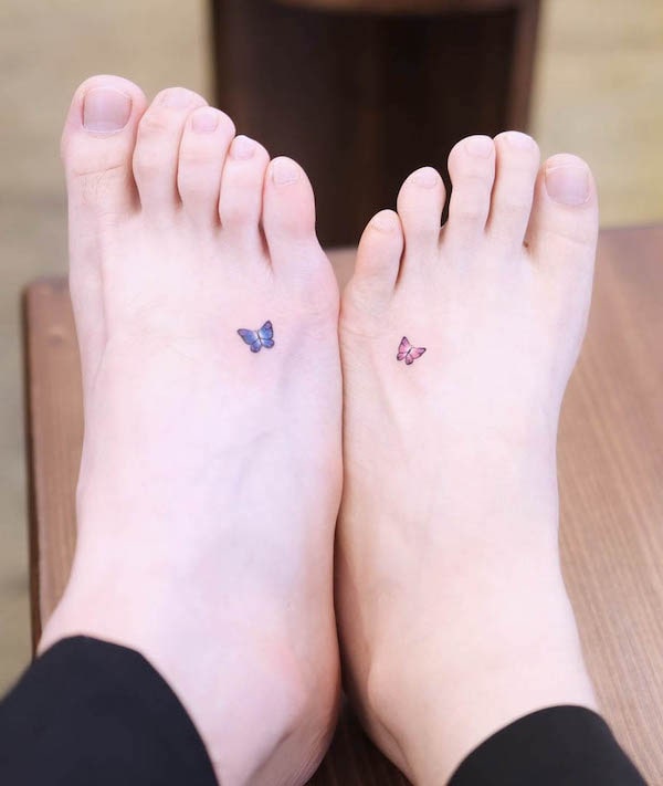 Tatuaggi abbinati di piccole farfalle sui piedi di @wittybutton_tattoo