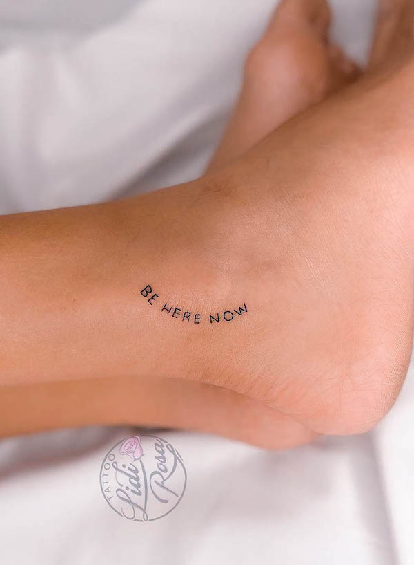 Be here now - citazione del tatuaggio del piede di @liditattoo