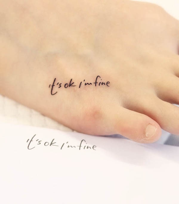 Tatuaggio con piccole citazioni sul piede di @wittybutton_tattoo