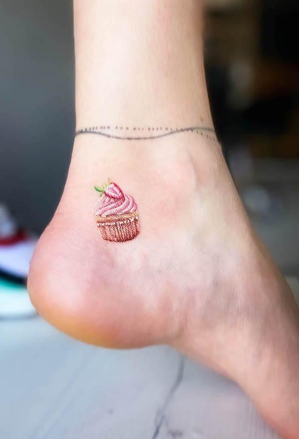 Tatuaggio di un piede di cupcake da @retro_ink_art_studio