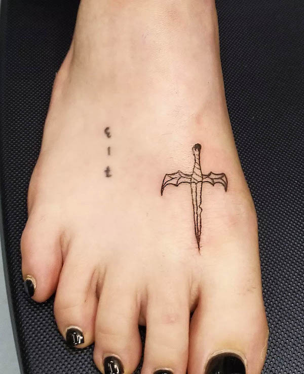 Tatuaggio con spada sul piede da @sanctuaries.ttt