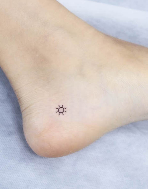 Tatuaggio della caviglia con sole piccolo di @wittybutton_tattoo