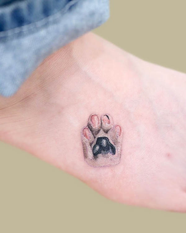 Tatuaggio realistico di zampa da @tattoo.pencil